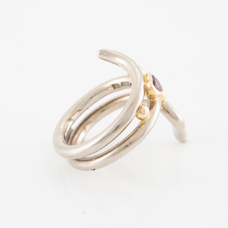 Ring, 18K gold with heart-shaped ruby.