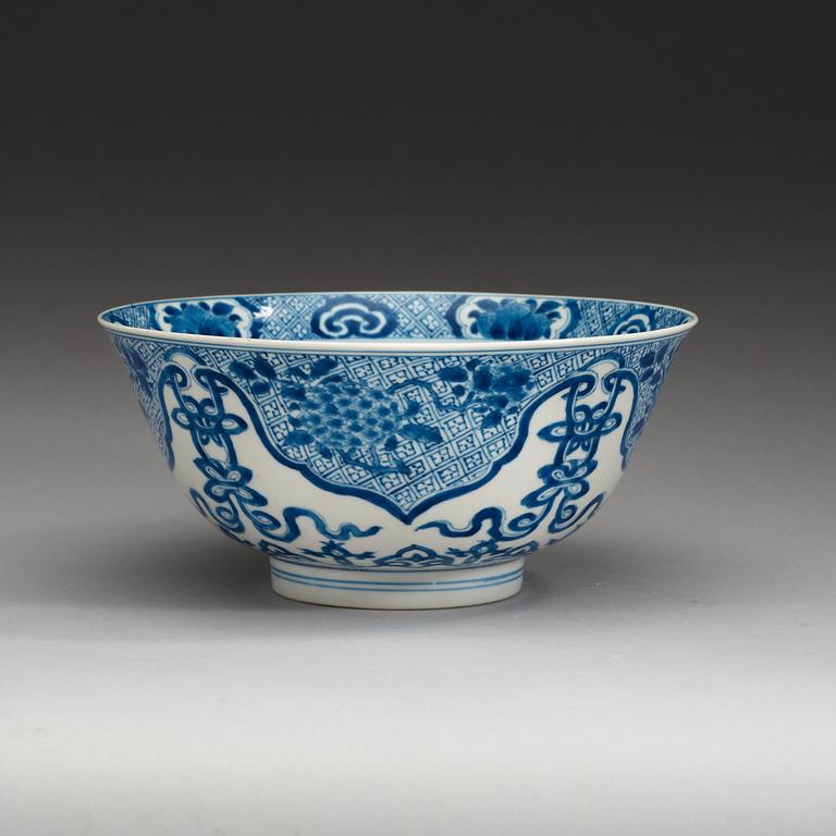 A blue and white bowl, Qing dynasty, Kangxi (1662-1722).