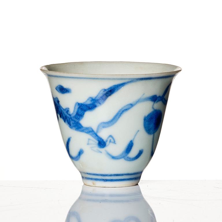 A blue and white dragon wine cup, 'Hatcher Cargo', 17th Century.