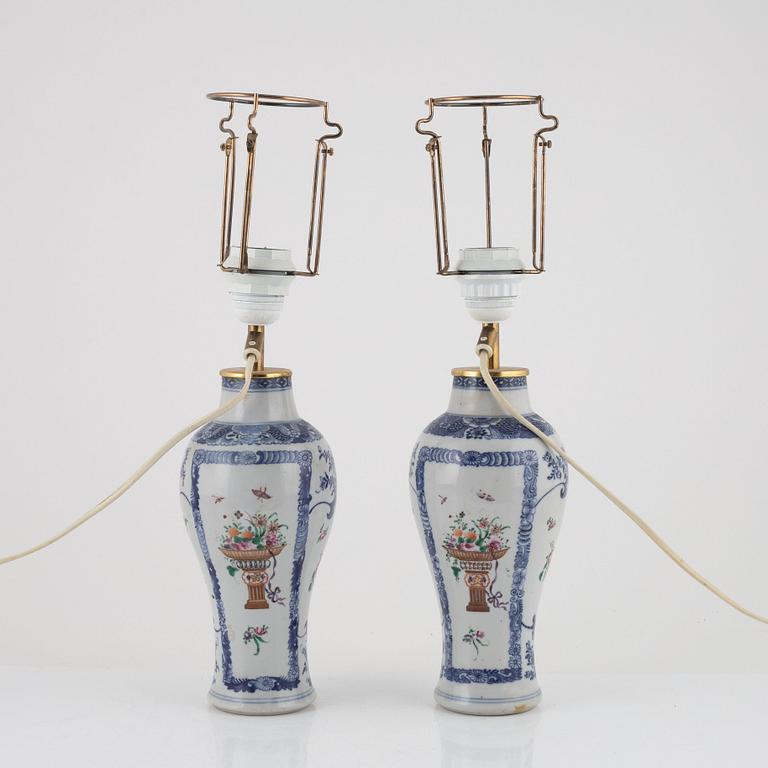 Bordslampor/vaser, ett par, porslin, Kina, 1700-tal.