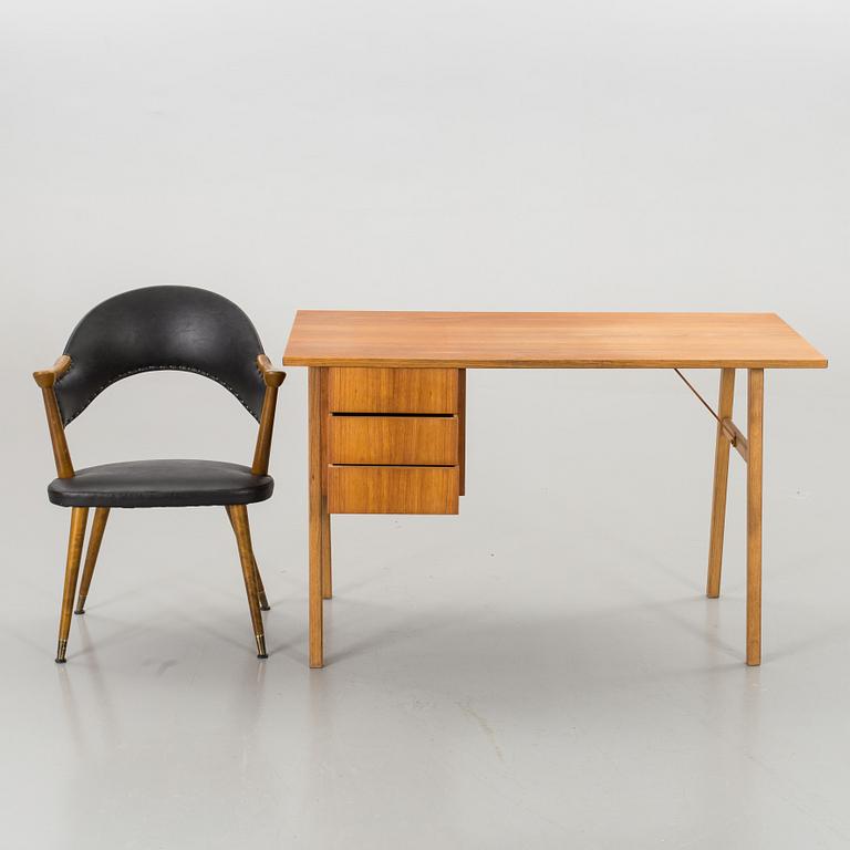 SKRIVBORD MED STOL. 1900-talets mitt.