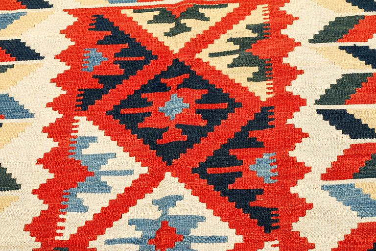 A KASHGAI KILIM, 177 x 116 cm.