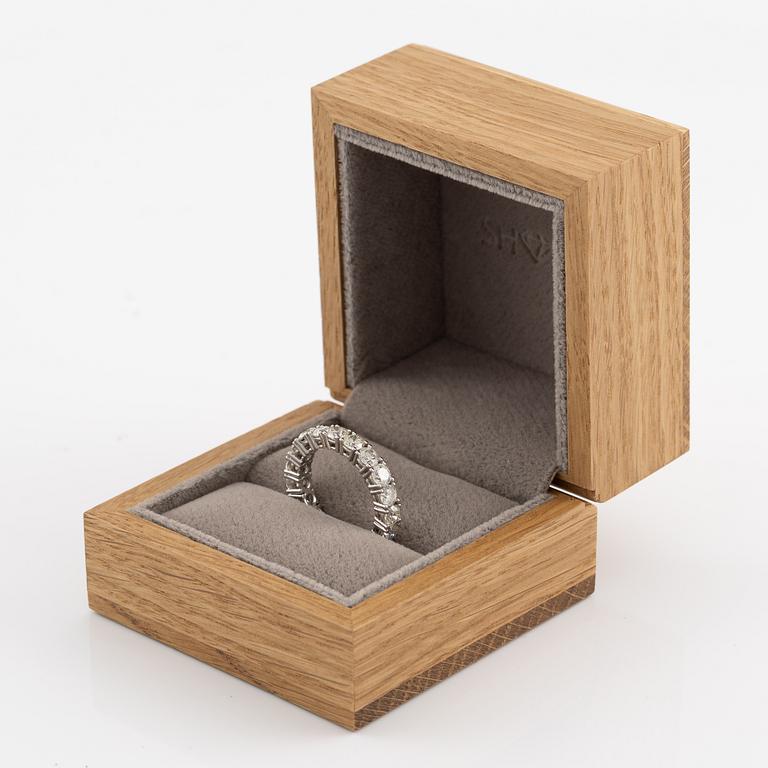 Ring helallians, 18K vitguld med briljantslipade diamanter.