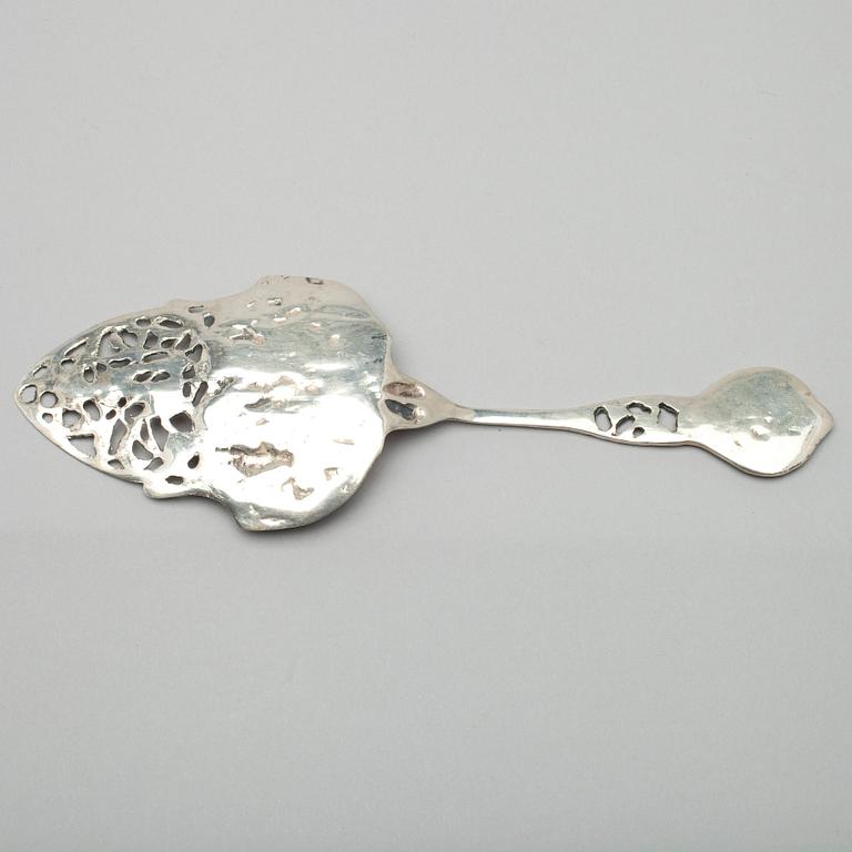 SKÅLAR, 2 st, samt KAKSPADE, silver, diverse stämplar, bl. a. Hopeavalu. 1900-talets senare hälft. Vikt tot. 392,2 g.