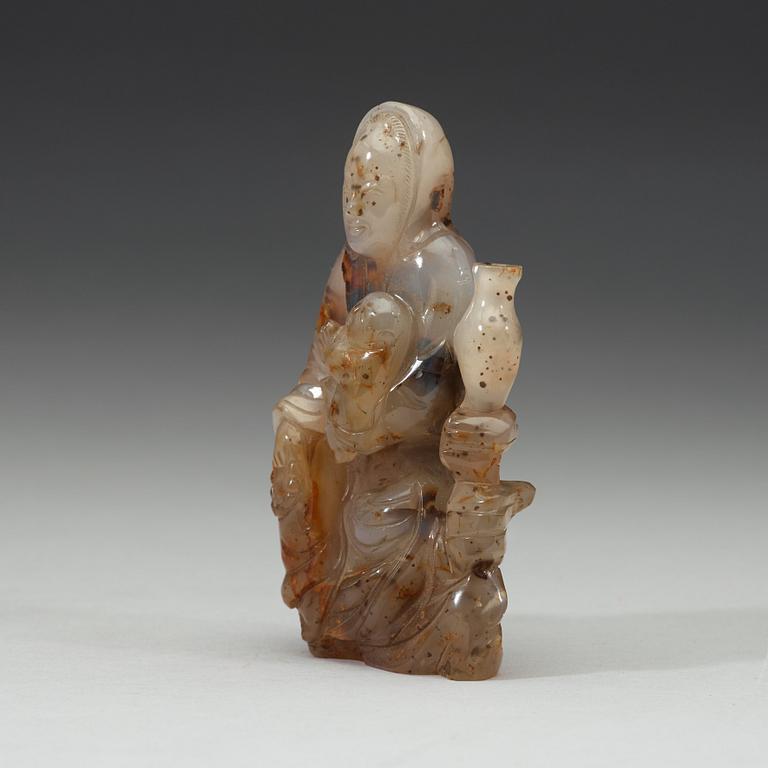 An agate figure of Guanyin, late Qing dynasty (1644-1912).