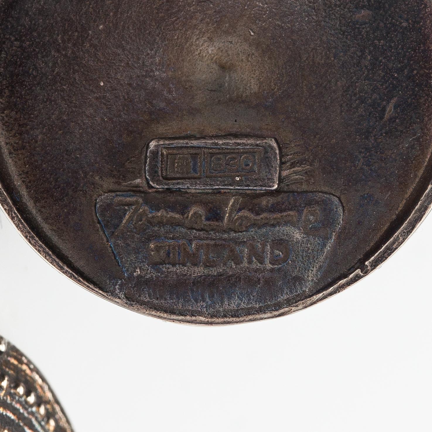 Jorma Laine, Örhängen "Chic", stelringsilver. Turun Hopea, Åbo.