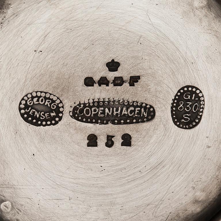 A pair of centrepiece silver bowls by Johan Rohde for Georg Jensen, Copenhagen 1915-1919. Design nr 252.