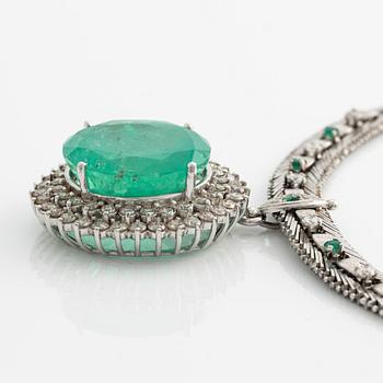 White gold necklace with large emerald and brilliant-cut diamonds.