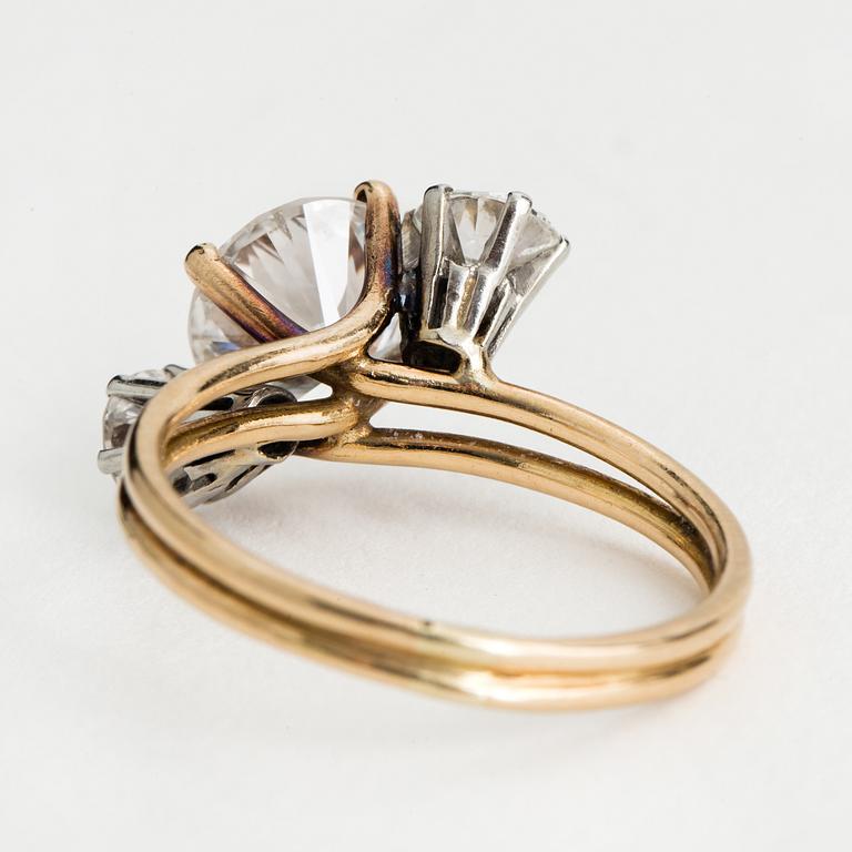 RING, 18K gold with one diamond >2 cts and two diamonds each approx. 0.50 cts.