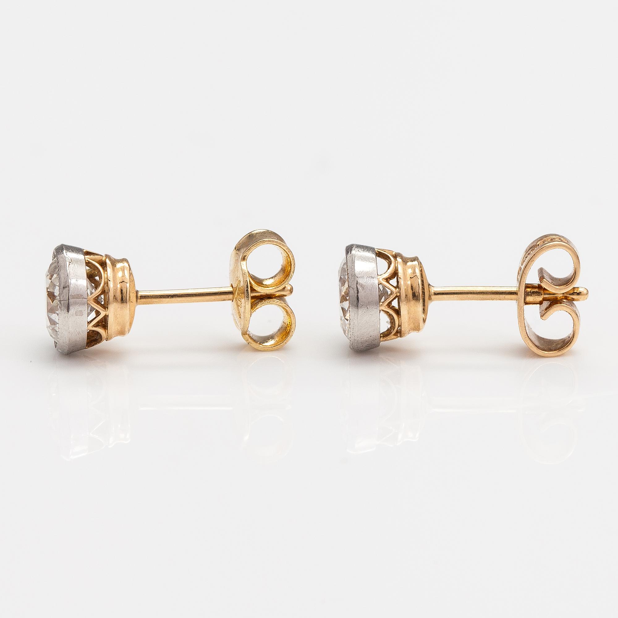 A pait of 18K gold earrings with transitional-cut diamonds ca. 1.30 ct in total. Oskar Lindroos, Helsinki 1953.