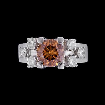 1187. RING, cognacsfärgad briljantslipad diamant, 2.05 ct. samt mindre tot.ca 0.66 ct.