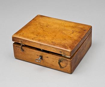 ÅDERLÅTNINGSINSTRUMENT MED SKRIN, 1800-tal.