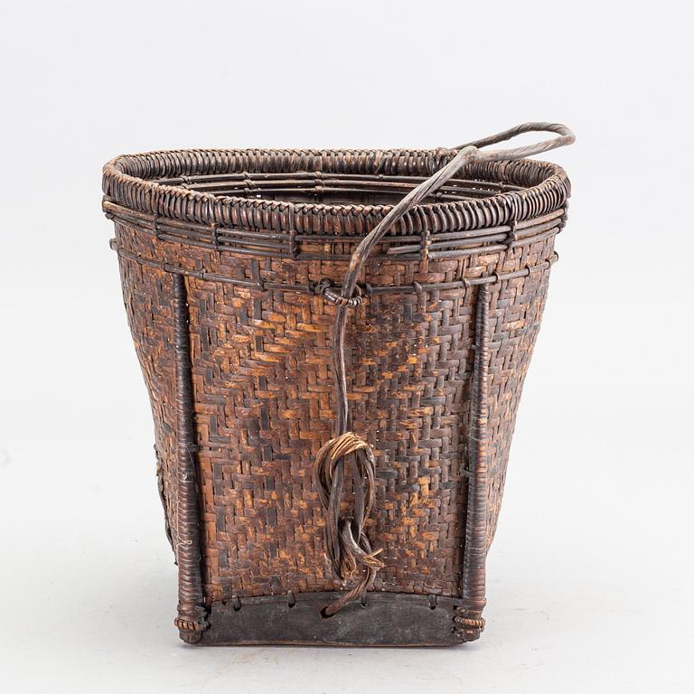 AN IFUGAO RATTAN BASKET PHILIPPNIES PROBEBLY 19TH CENTURY.