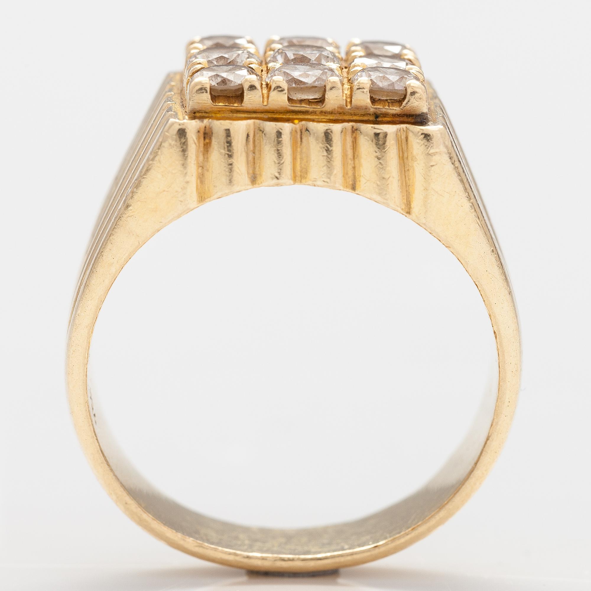 An 18K gold ring with diamonds ca. 1.53 ct in total.
