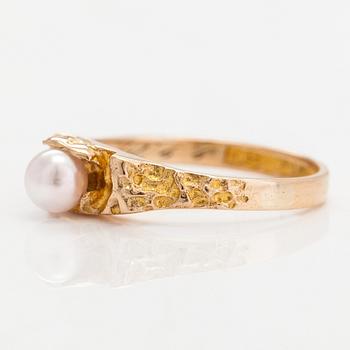 Björn Weckström, A 14K gold and cultured pearl ring "Small word". Lapponia 1974.
