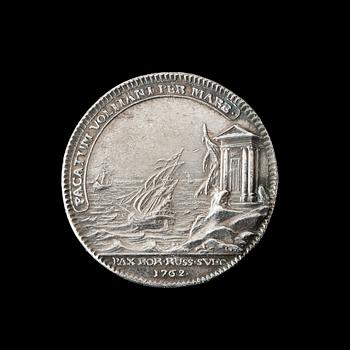 MEDALJ. Fred mellan Sverige och Preussen avslutad i Hamburg 1762. Utförd av N. Georgii i Berlin. Silver 3,4 cm 15,3 g.