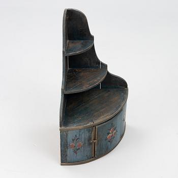 Hörnhängskåp, allmoge, 1800-tal.