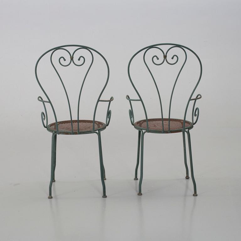 A SET OF GRADEN ARMCHAIRS AND A TABLE. 20TH CENTURY.