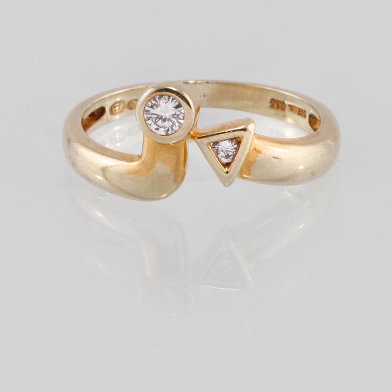 RING, 14K guld med 2 briljantslipade diamanter 0.12 ct, finska stämplar, 1991. Vikt 2,6 gram.