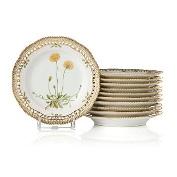 475C. Tallrikar, 11 stycken, porslin. Royal Copenhagen,,' Flora Danica', Danmark, 1900-tal.
