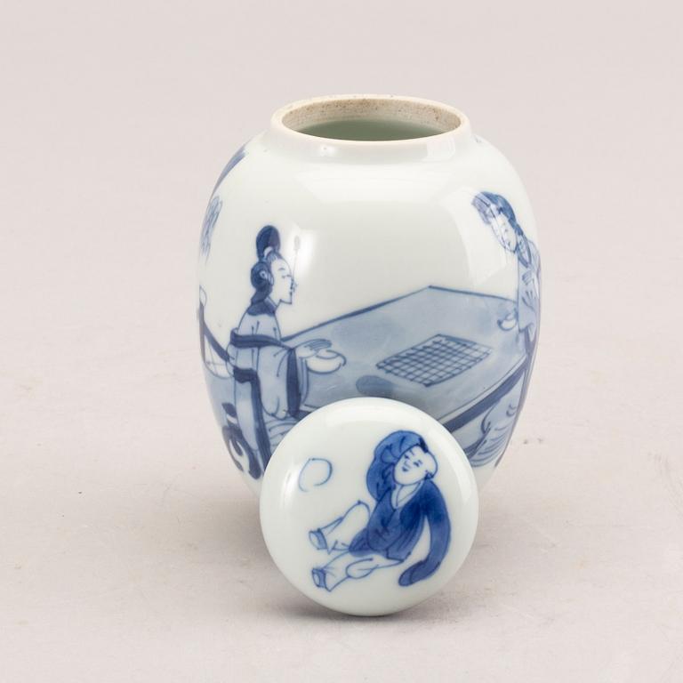 A blue and white tea caddy with cover, Qing dynasty, Kangxi (1662-1722).