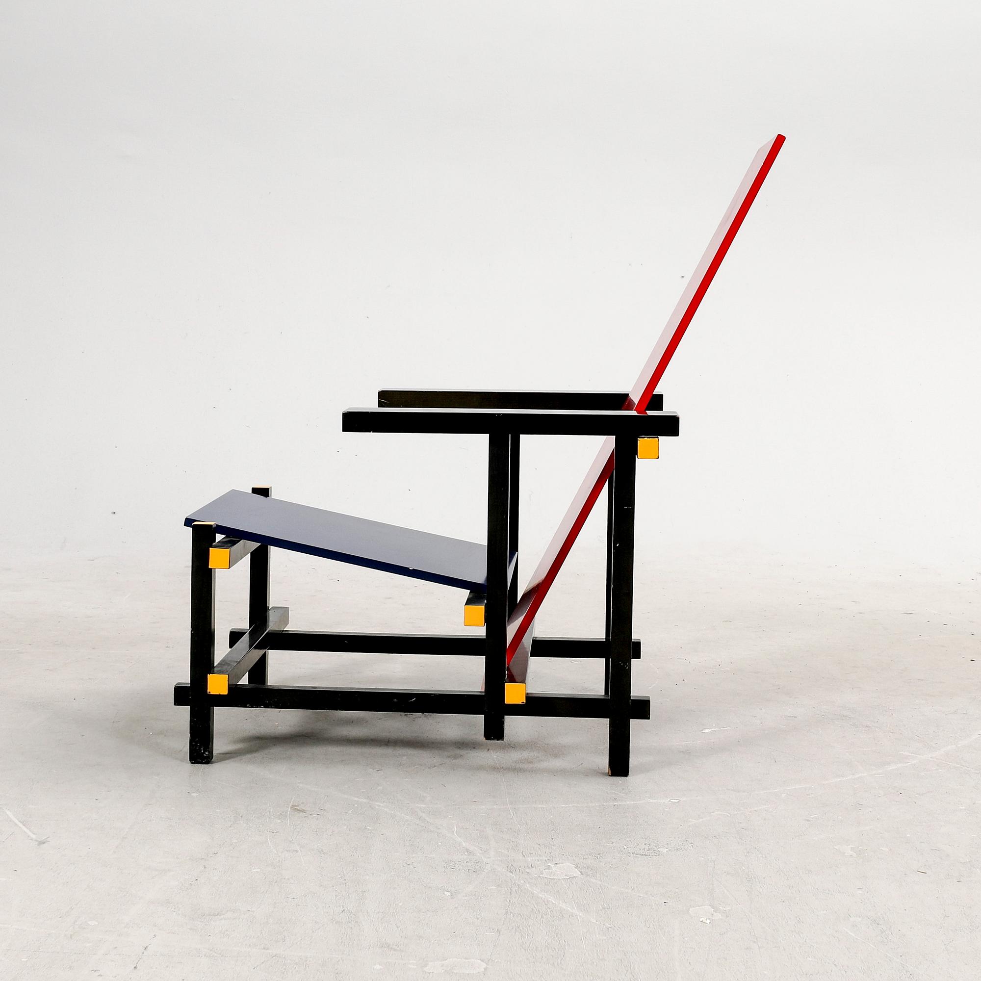 Gerrit Rietveld, fåtölj, "Red and blue chair", Cassina, formgiven 1918.