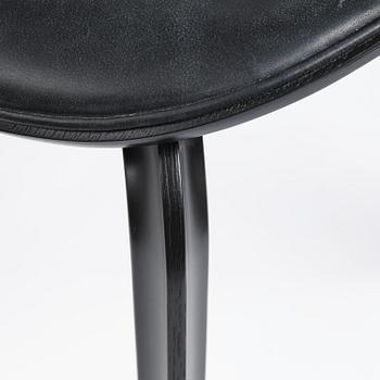 Arne Jacobsen, a set of six "Grand Prix" (Exclusive Edition Black) dining chairs, Fritz Hansen, 2021.