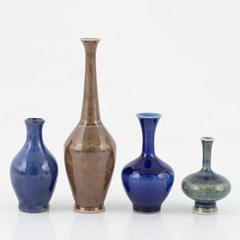 Miniatyrer, 18 st, stengods, bl.a. Höganäs, Stig Lindberg och Berndt Friberg.