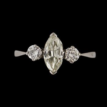 RING, 18k vitguld med 2 briljantslipade diamanter tot ca 0.2 ct samt en navetteslipad diamant ca 0.8 ct. Vikt 4 g.