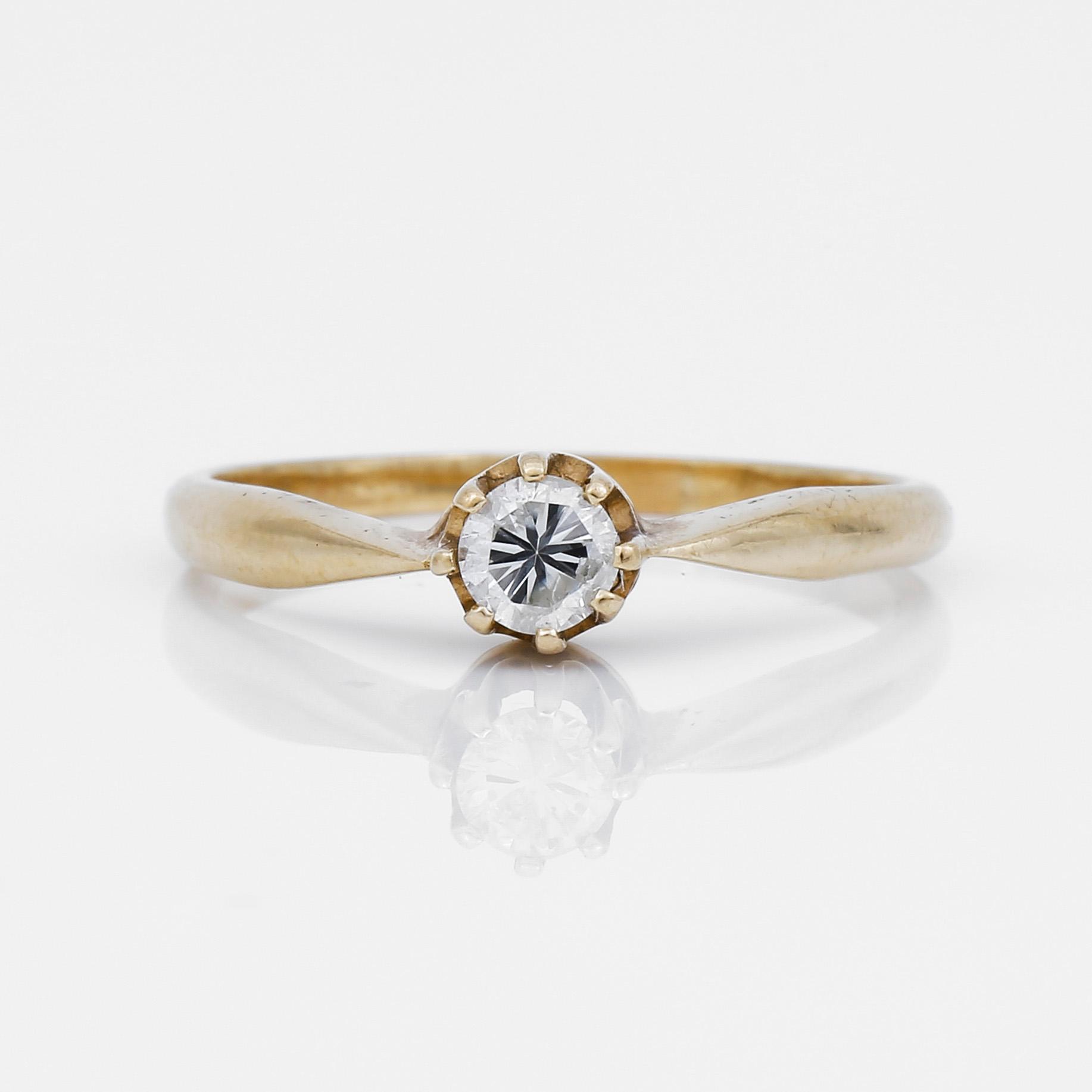 RING, enstenring, 18K guld med briljantslipad diamant ca 0,26 ct. Vikt ca 2,79 gram.