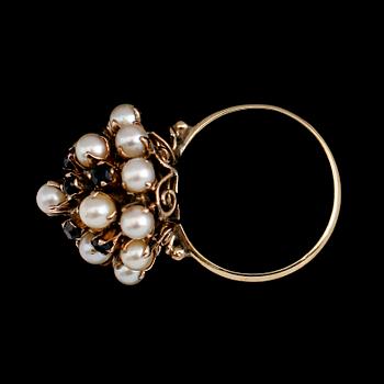 RING, 14 k guld, odlade pärlor och blå fasettslipade safirer, 1900-talets mitt, total vikt ca 5 g.