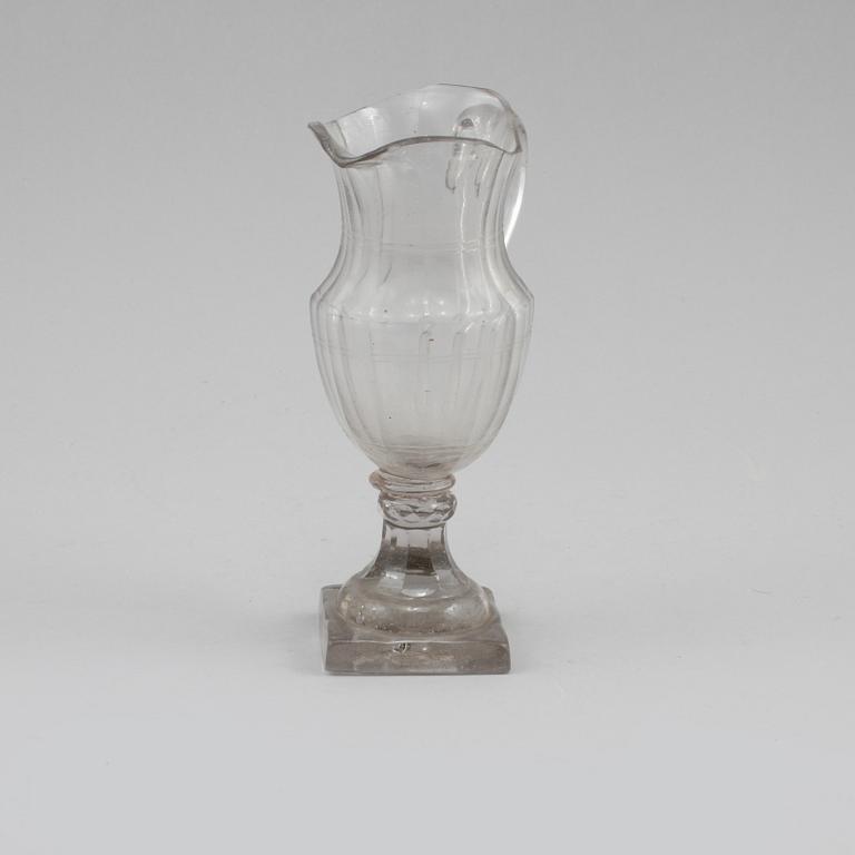 GRÄDDKANNA, glas, 1800-talets första hälft.