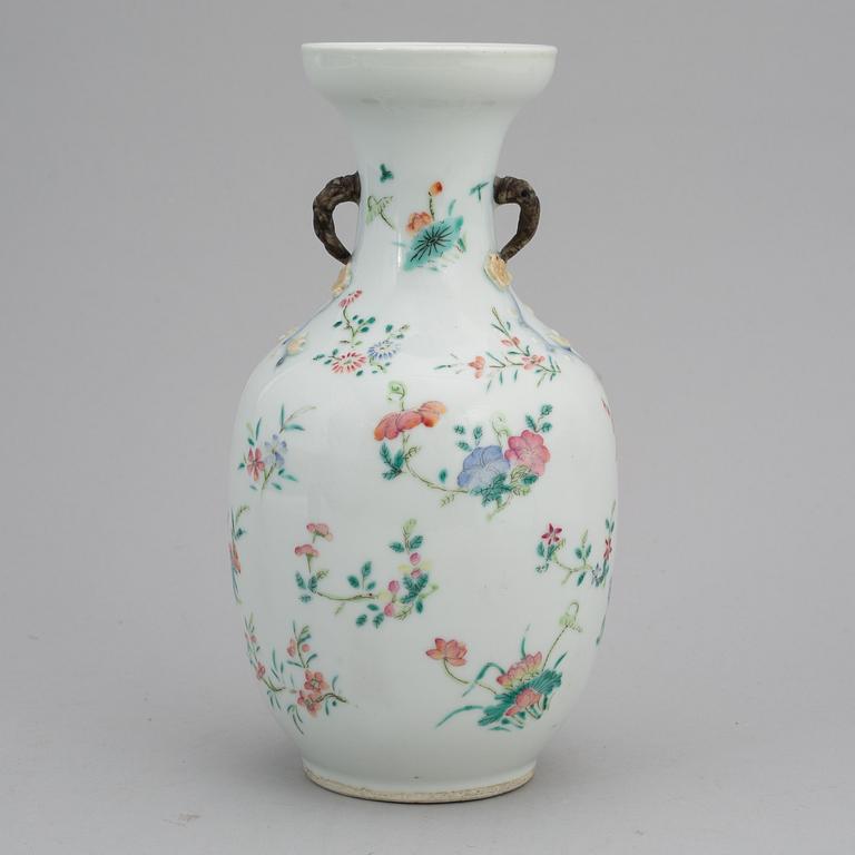 VAS, porslin. Qingdynastin, sent 1800-tal, med Daoguangs märke.