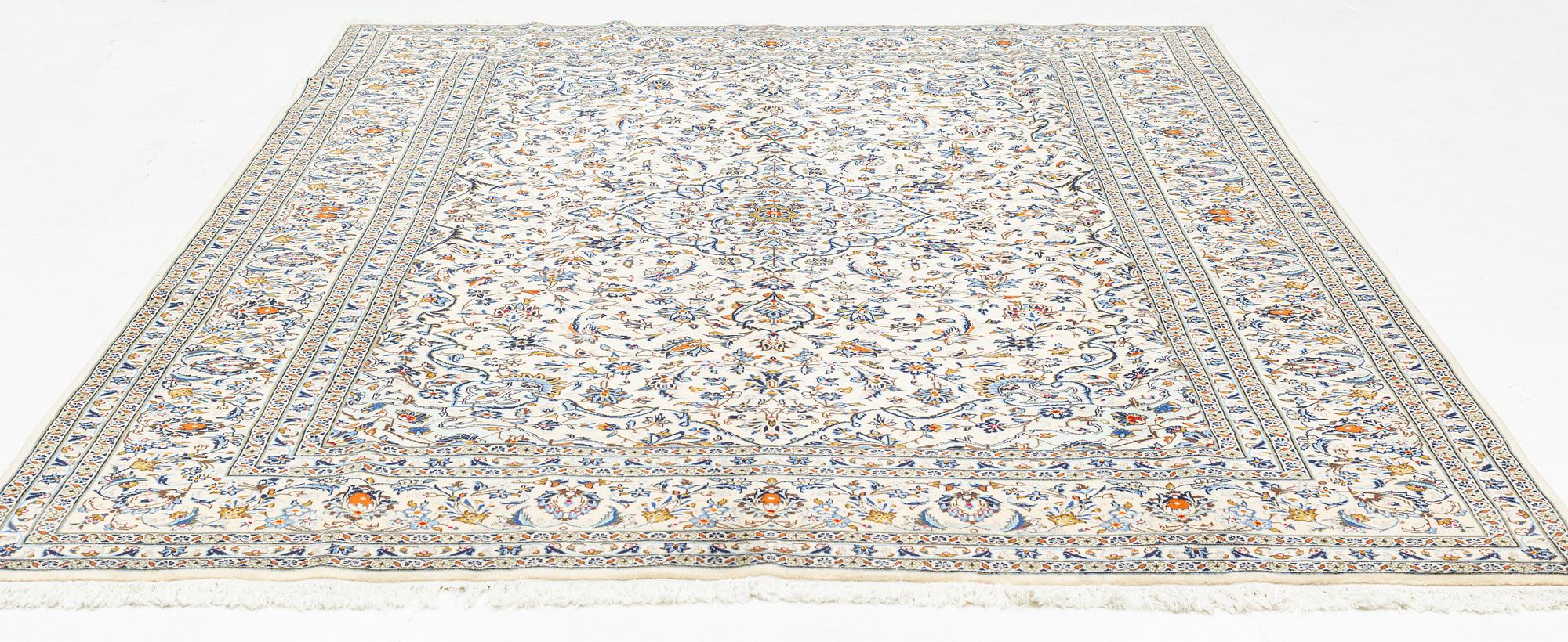 A Kashan carpet, approx. 349 x 248 cm.