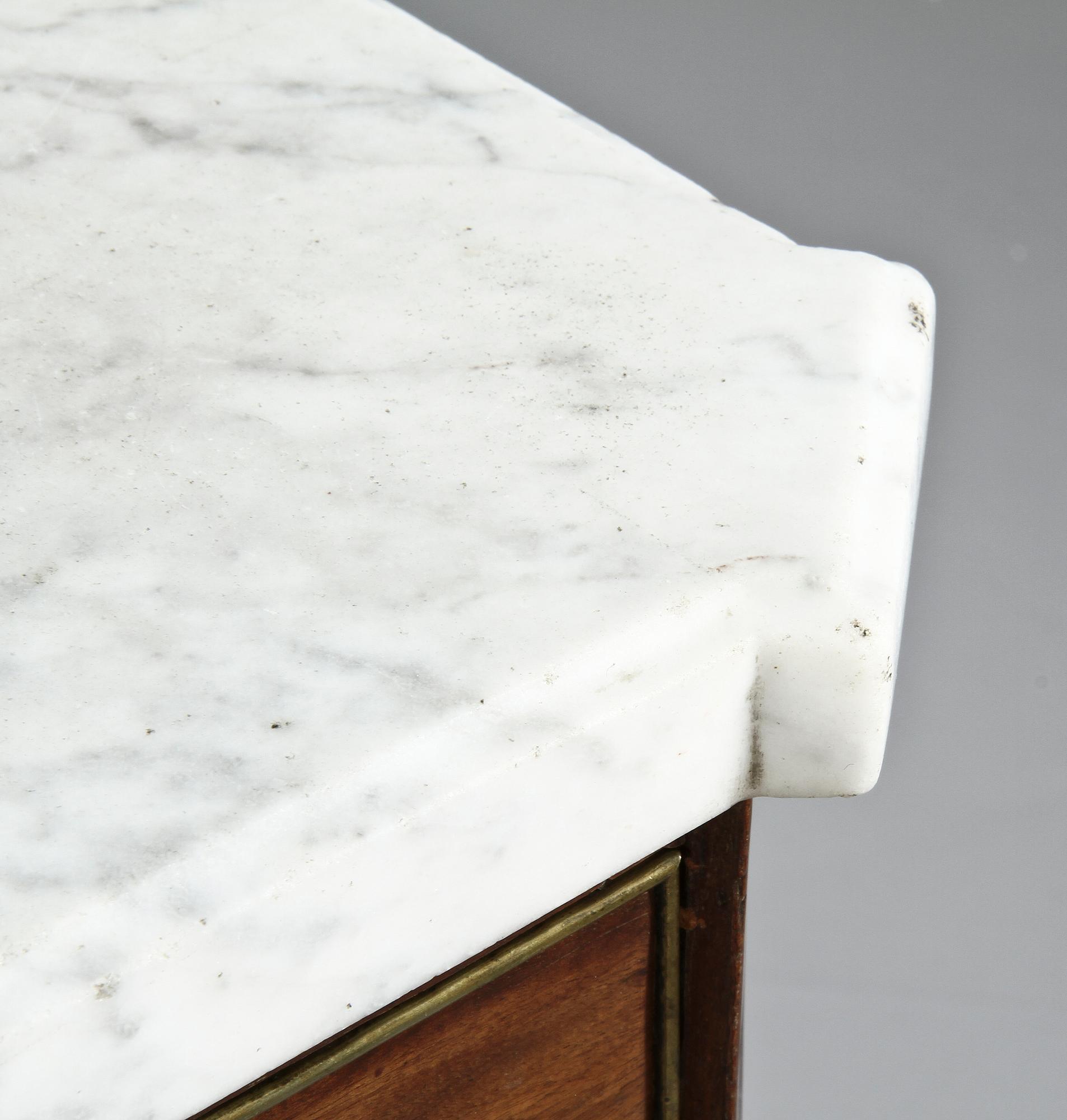 BYRÅ, sengustaviansk, omkring sekelskiftet 1700/1800.