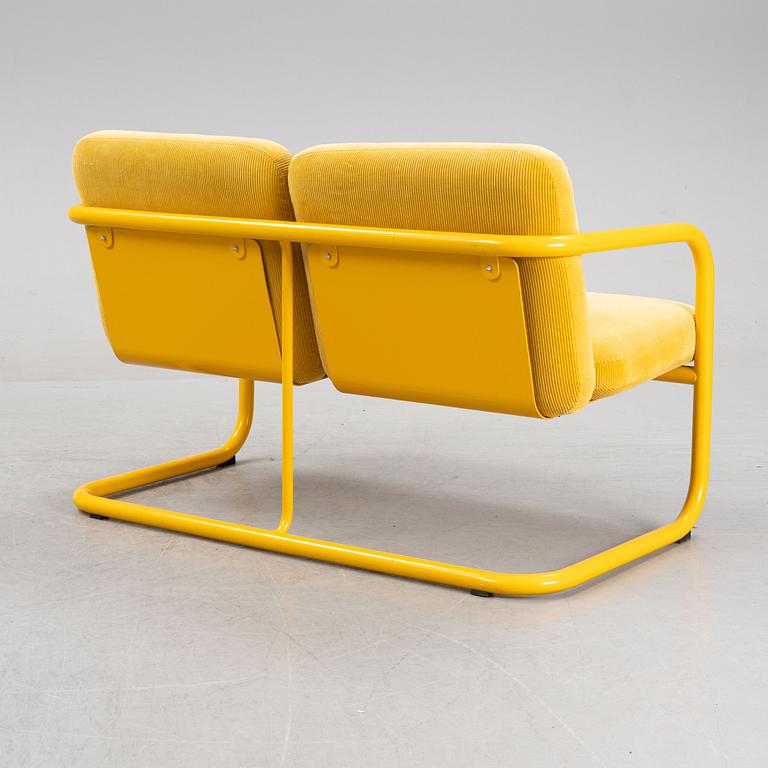 Börge Lindau & Bo Lindekrantz, a model 'S70-5' tubular steel sofa, Lammhults, designed in 1968.