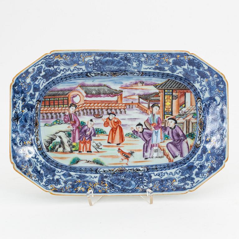 A Chinese porcelain serving dish, Qing dynasty, Qianlong (1736-1795).