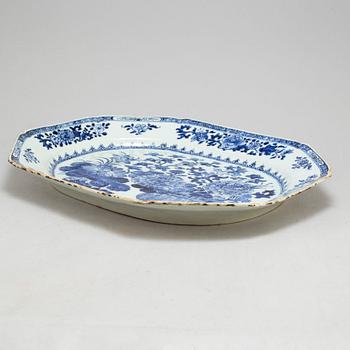 A blue and white export porcelain serving dish, Qing dynasty, Qianlong (12736-95).