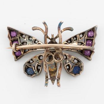 Brosch i form av fjäril, 14K guld och silver med rosenslipade diamanter, rubiner, safirer och pärlor.