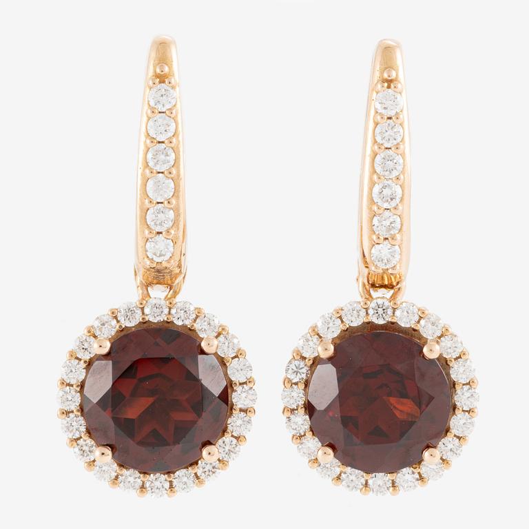 Earrings, 18K gold with garnets and brilliant-cut diamonds.