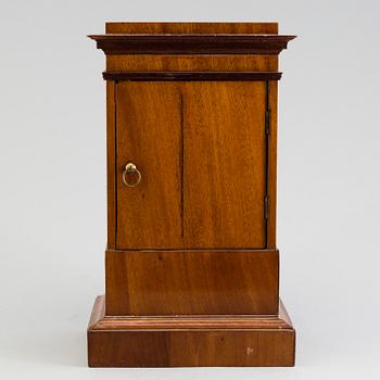 A French Empire mahogany mantle clock by Alexandre à Paris, first half of the 19th Century.