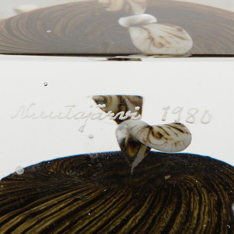 OIVA TOIKKA, A glass cube signed Oiva Toikka Nuutajärvi 1980 and numbered 847/1000.