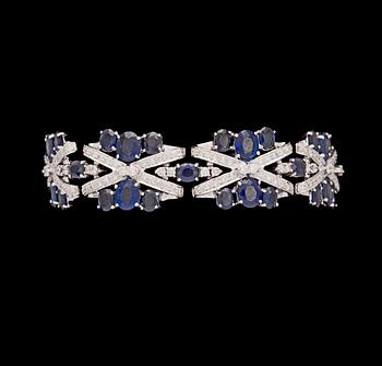 1138. A blue sapphire and brilliant cut diamond bracelet, tot. app. 4.80 cts.