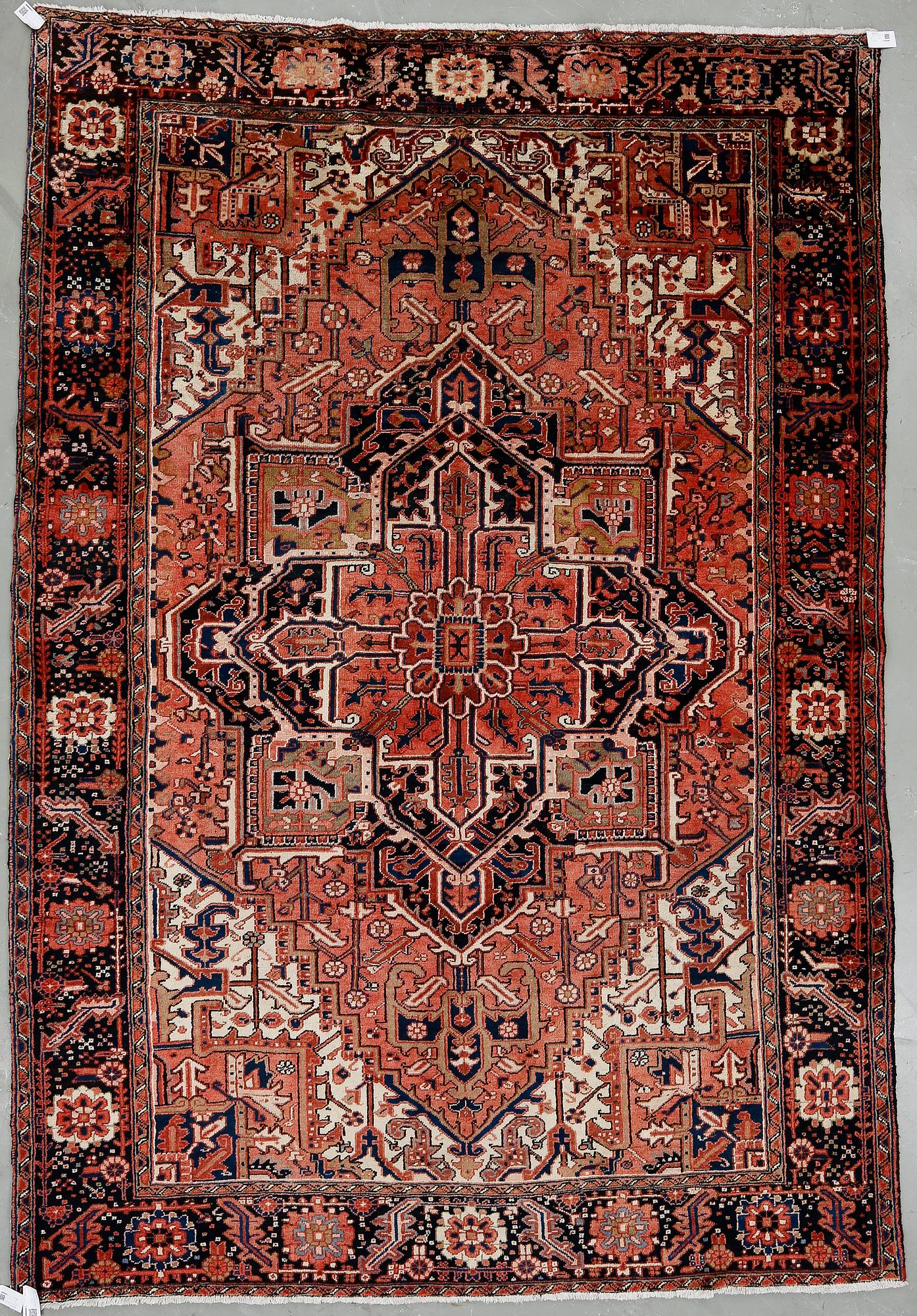 MATTA, Heriz. Ca 345 x 245 cm.