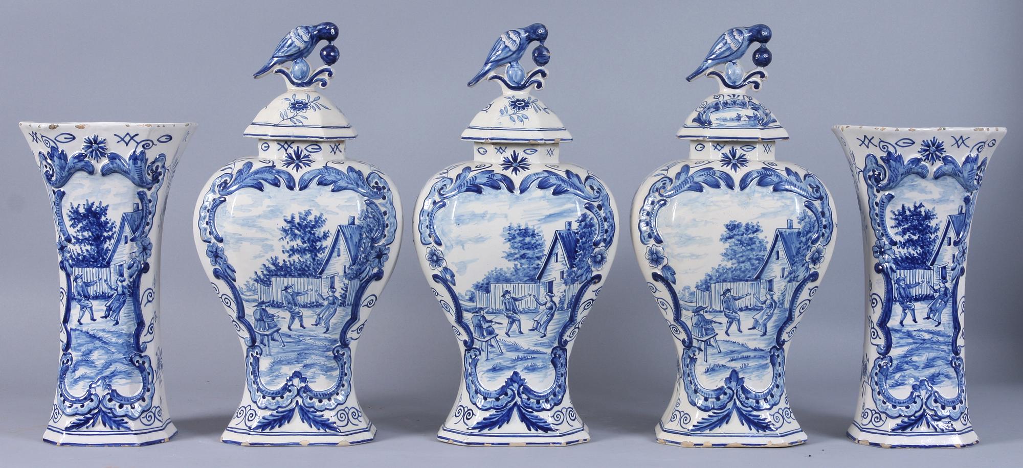 VASER, ett par samt LOCKURNOR, 3 st, fajans, Holland, 1800/1900-tal.
