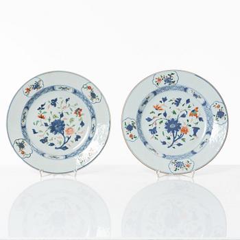 Ett par skålfat och ett par tallrikar, porslin, Kina, Qingdynastin, 1700- och 1800-tal.