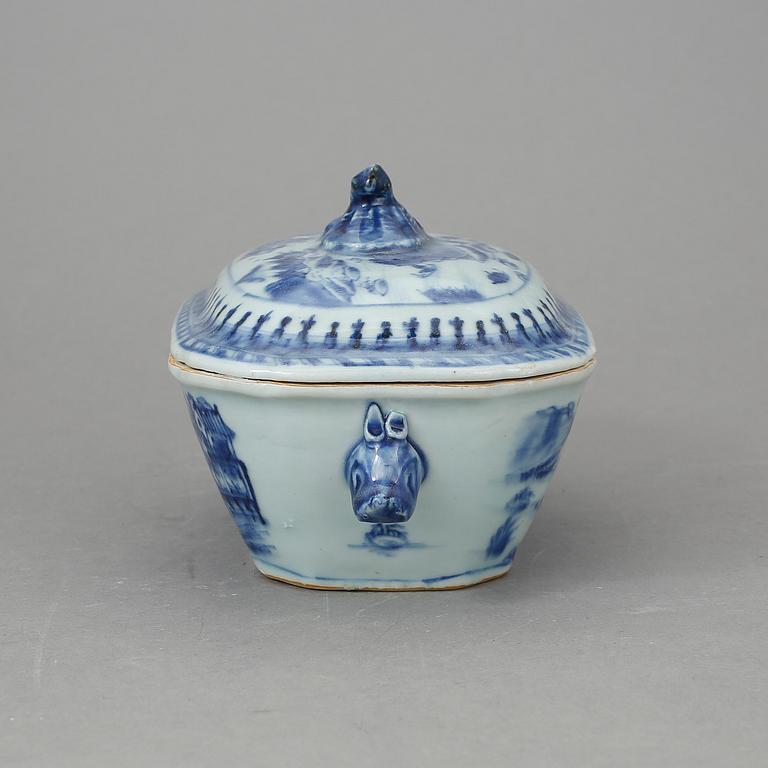 SMÖRTERRIN, porslin, Qianlong, Kina 1700-tal.