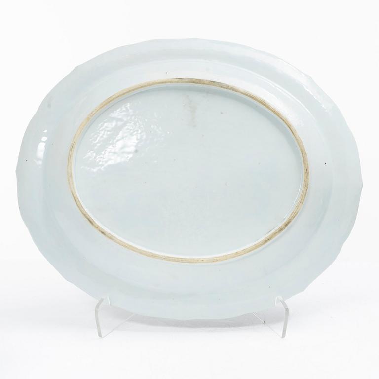 Skål samt serveringsfat, 2 st, porslin, Kina, Qianglong (1735-95) samt Jiaqing (1796-1820).