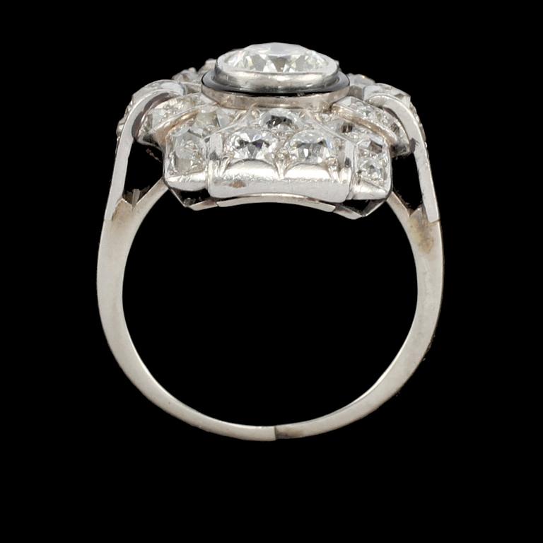 RING, 14k vitguld med en äldre briljantslipad diamant, ca 1.00 ct samt 30 mindre totalt ca 1.15 ct. Vikt 7 g.
