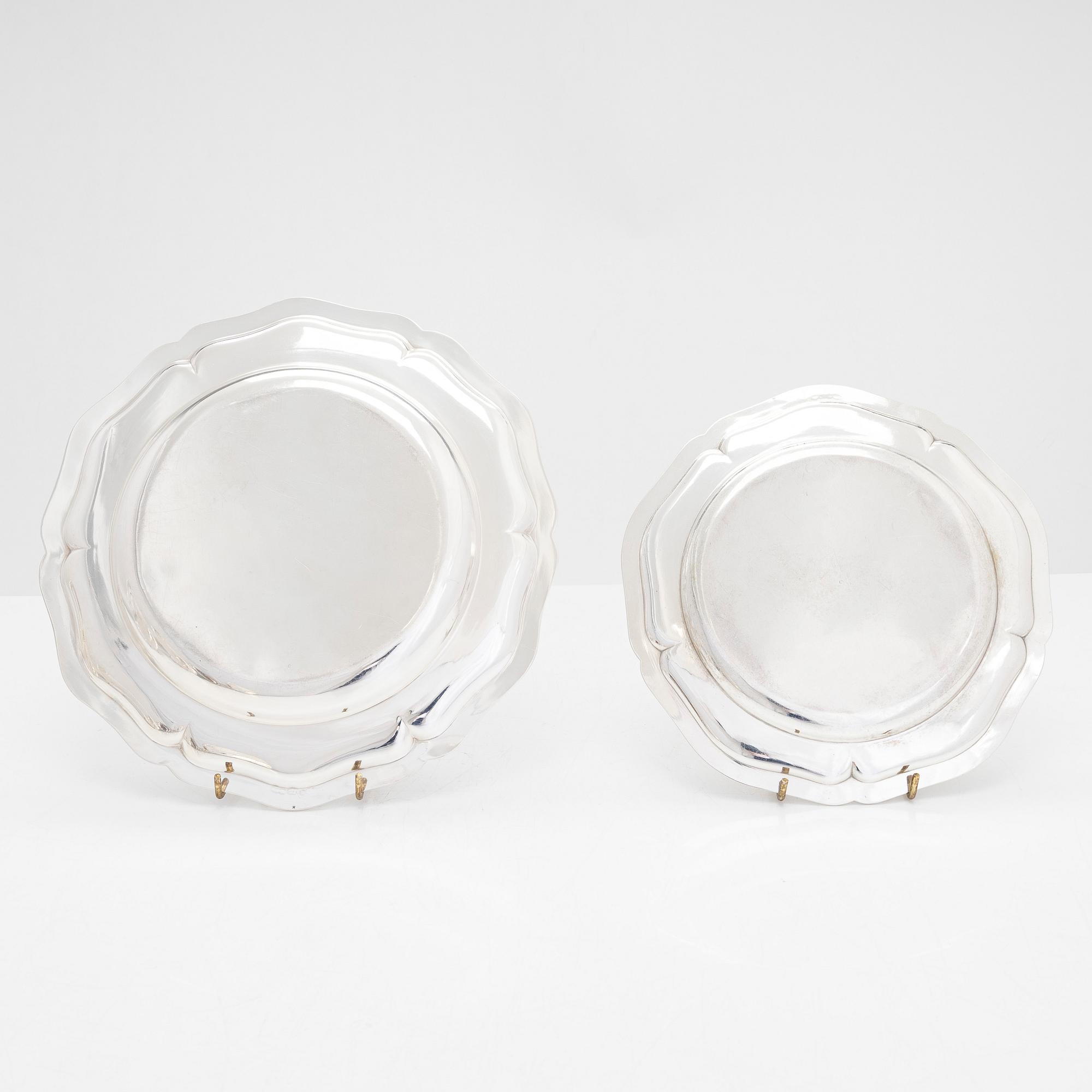 Uppläggningsfat, 4 st, och skålar, 2 st, silver, svenska, danska och finska stämplar 1918-1948, samt försilvrad coaster.